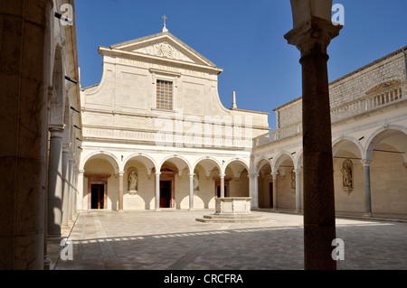 Chiostro del benefactorswith Cattedrale Basilica dell'abbazia benedettina di Montecassino, Monte Cassino, Cassino, Lazio Foto Stock