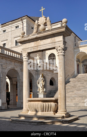 Cisterna e la statua di San Benedetto nel chiostro del Bramante, abbazia benedettina di Montecassino, Monte Cassino, Cassino, Lazio Foto Stock