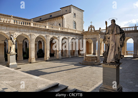Chiostro del Bramante con cisterna e le statue di San Benedetto e di Santa Scolastica, abbazia benedettina di Montecassino Foto Stock