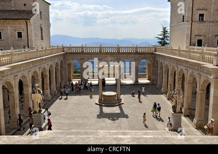Chiostro del Bramante con cisterna e le statue di San Benedetto e di Santa Scolastica, abbazia benedettina di Montecassino Foto Stock