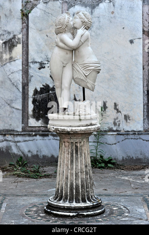 Statua di Amore e Psiche, Ostia Antica sito archeologico, antico porto della città di Roma, Lazio, l'Italia, Europa Foto Stock