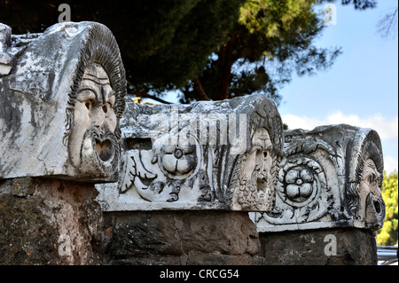 Pietre antiche maschere presso il Teatro Romano di Ostia Antica sito archeologico, antico porto della città di Roma, lazio, Italy Foto Stock