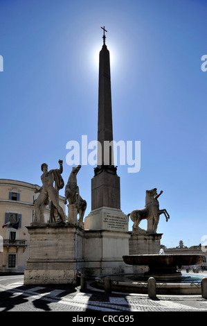 Obelisco del Quirinale e Fontana dei Dioscuri, obelisco con dioscuri statue e fontana di Piazza del Quirinale a Roma, Lazio Foto Stock