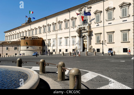 Palazzo del Quirinale, il Palazzo del Quirinale, con una torre di vedetta e le bandiere della Presidente, Italia e Unione europea Foto Stock