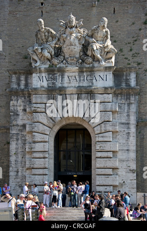 Portale per i Musei Vaticani con le statue dei santi sullo stemma di Papa Pio XI, Mura Vaticane, Città del Vaticano, Roma Foto Stock