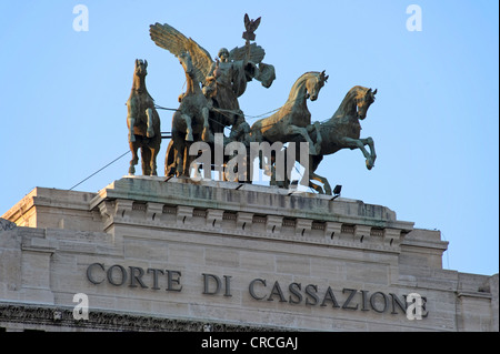 Quadriga sul Palazzo di Giustizia Palazzo di Giustizia o Palazzaccio da Calderini, Roma, Lazio, l'Italia, Europa Foto Stock