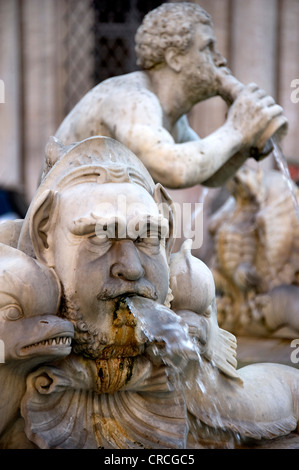 Fontana figura, sul mare figura con pesce e Triton, la Fontana del Moro o la Fontana del Moro, Piazza Navona, Roma, Lazio, l'Italia, Europa Foto Stock