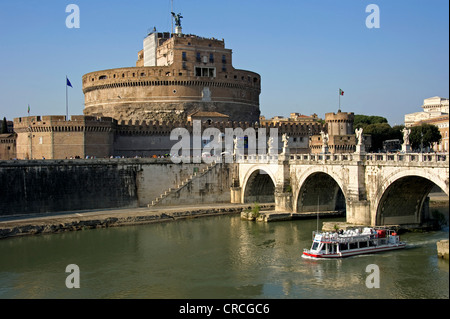 Castel Sant'Angelo o Mausoleo di Adriano e Ponte Sant'Angelo, il fiume Tevere con nave, Roma, Lazio, l'Italia, Europa Foto Stock