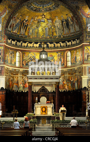 Altare con ciborio marmoreo o tettoia e abside mosaici di Cavallini, la Basilica di Santa Maria in Trastevere, Roma, lazio, Italy Foto Stock