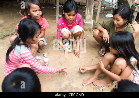 Le ragazze a giocare, Siem Reap, Cambogia Foto Stock