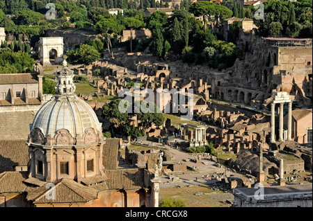 Chiesa dei Santi Luca e Martina, Foro Romano con l Arco di Tito e il Tempio di Vesta e tre pilastri del Tempio dei Dioscuri Foto Stock