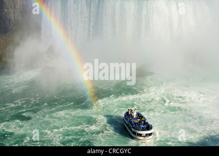 Barca per gite con rainbow direttamente presso le cascate del Niagara e Niagara Falls, Ontario, Canada, America del Nord Foto Stock