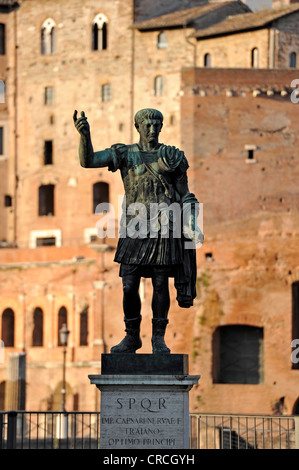 Statua di bronzo dell'Imperatore Traiano, i Mercati di Traiano, via Alessandrina, Via dei Fori Imperiali di Roma, Lazio, l'Italia, Europa Foto Stock