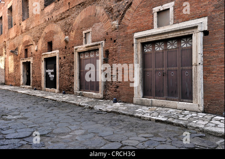 "Tabernae" o camera singola negozi nell'antica strada della via Biberatica presso i Mercati di Traiano, Roma, Lazio, l'Italia, Europa Foto Stock