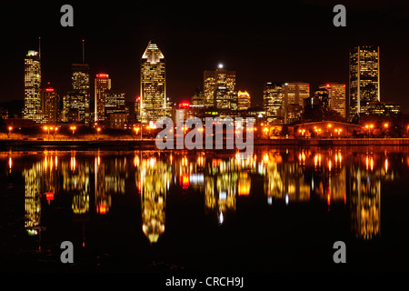 Skyline di Montreal si riflette nel fiume San Lorenzo, Montreal, Quebec, Canada Foto Stock