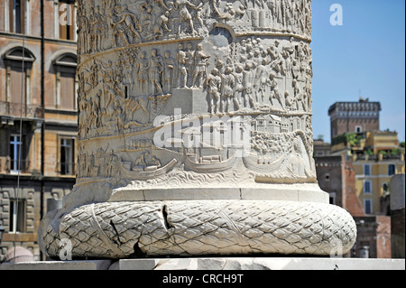 Piede della Colonna di Traiano con raffigurazioni di guerra in una fascia in rilievo, il Foro di Traiano, Via dei Fori Imperiali di Roma, lazio, Italy Foto Stock