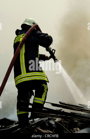 Vigile del fuoco in piena attività, Germania Foto Stock