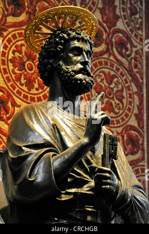 Statua in bronzo di San Pietro, attribuita ad Arnolfo di Cambio, nella Basilica di San Pietro e la Città del Vaticano, Roma, Regione Lazio, Italia Foto Stock