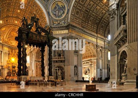 Abside e Bernini baldacchino sopra l altare papale della Basilica di San Pietro e la Città del Vaticano, Roma, Regione Lazio, Italia, Europa Foto Stock