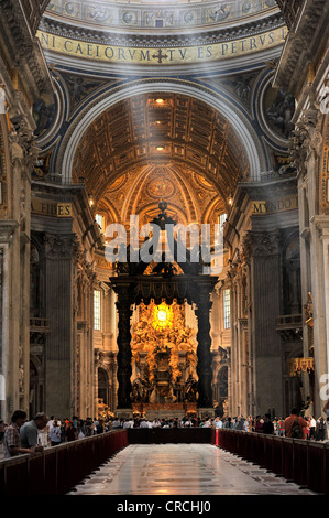 San Pietro, baldacchino del Bernini baldacchino sopra l altare papale della Basilica di San Pietro e la Città del Vaticano, Roma, Lazio Foto Stock