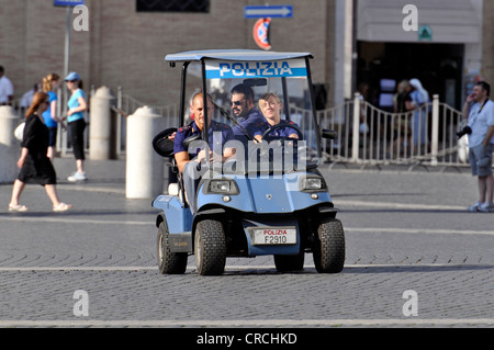 Pattuglia di polizia in un carrello da golf su Piazza San Pietro, il Vaticano, Roma, Lazio, l'Italia, Europa Foto Stock