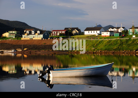 Case e barche di riflesso nel mare, Norris punto, Terranova, Canada Foto Stock