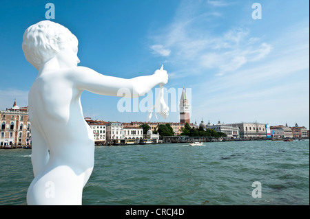 Punta della Dogana, statua di un ragazzo in possesso di una rana di Charles Ray, un artista americano, Venezia, Italia e Europa Foto Stock