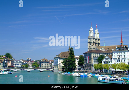 Vista sulla Limmat all'Grossmuenster, Svizzera Zuerich Foto Stock