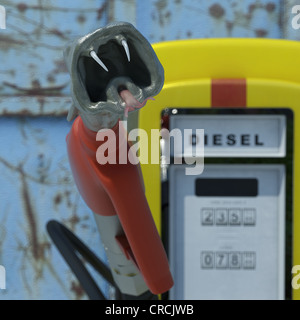 La pompa diesel con l'ugello sotto forma di un serpente testa di immagine simbolica Foto Stock