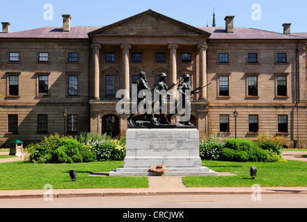 Monumento di guerra di fronte alla provincia House edificio del parlamento, Charlottetown, Prince Edward Island, Canada, America del Nord Foto Stock