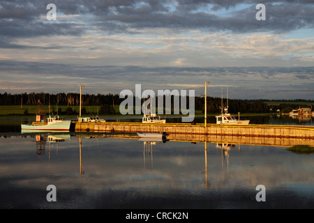 Le barche nel porto del Nord Rustico, Prince Edward Island, Canada, America del Nord Foto Stock