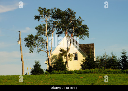 Casa isolata su una collina nei pressi di Cavendish, Prince Edward Island, Canada, America del Nord Foto Stock