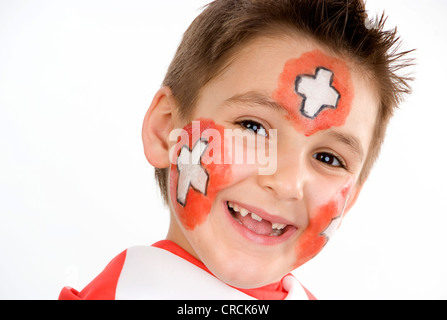 Il ragazzo, rouged come Swiss tifoso di calcio Foto Stock