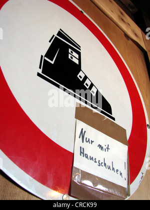 Sign in una capanna di legno in Sud Tirolo divieto di entrare con scarponi da sci, Italia, Suedtirol Foto Stock