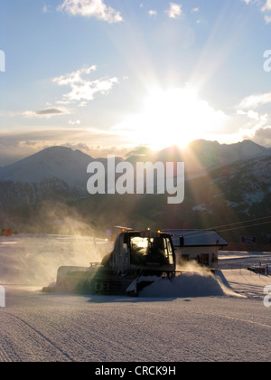 Gatto delle Nevi in montagna innevata scenario di una zona sciistica preparazione piste da sci al sole del pomeriggio, Italia, Alto Adige, Val Sarentino, Sarentino, Reinswald Foto Stock