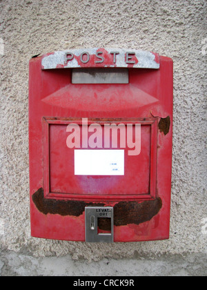 Vecchio rosty postbox pubblica su un muro di una casa, Italia, Suedtirol, Reinswald Foto Stock