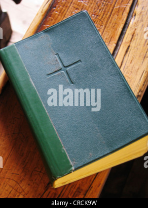 La preghiera e il canto libro su un vecchio banco (pew) in una chiesa, Italia, Suedtirol Foto Stock