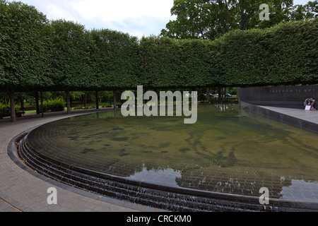 Vista laterale della piscina riflettente per onorare i valorosi uomini & donne di il memoriale dei veterani di guerra coreana Foto Stock