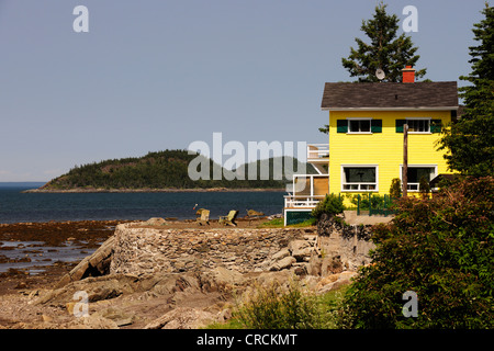 Casa sul fiume San Lorenzo, Gaspe Peninsula, Gaspésie, Quebec, Canada Foto Stock