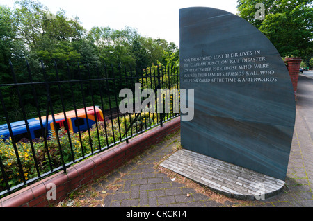 Il memoriale a coloro che sono coinvolti nel Clapham Junction disastro ferroviario. Foto Stock