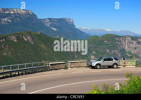 Vista sul Penegal e Gantkofel con il castello Leuchtenburg Foto Stock