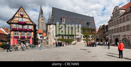 Piazza del mercato a Quedlinburg con il municipio, sito Patrimonio Mondiale dell'Unesco, Eastern Harz, Sassonia-Anhalt, Germania, Europa Foto Stock