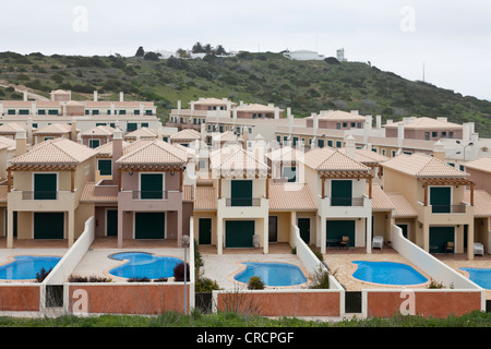 Monotono, disabitata cottages, case di città con piscine, Algarve, Portogallo, Europa Foto Stock