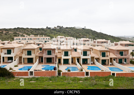 Monotono, disabitata cottages, case di città con piscine, Algarve, Portogallo, Europa Foto Stock