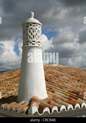 Tipico camino su una casa a Algarve, Portogallo, Algarve, Almancil Foto Stock