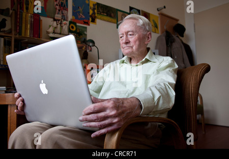 Uomo anziano, senior cittadino in possesso di un computer Apple Macintosh computer laptop sulle ginocchia, casa di cura, casa di riposo, Berlino Foto Stock