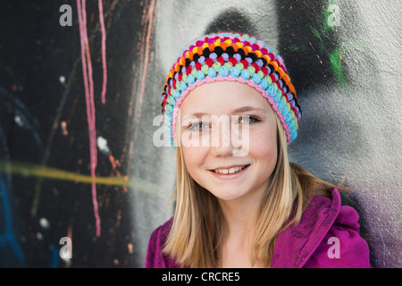 Sorridente ragazza adolescente indossando beanie, ritratto Foto Stock