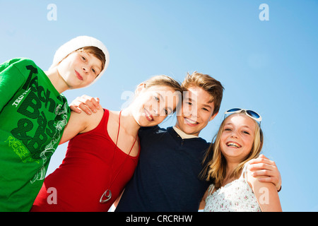 Quattro adolescenti felici amici all'aperto Foto Stock