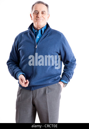 Fiducioso senior uomo indossa cardigan blu Foto Stock