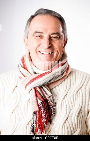 Felice l'uomo senior in abbigliamento invernale, ritratto Foto Stock